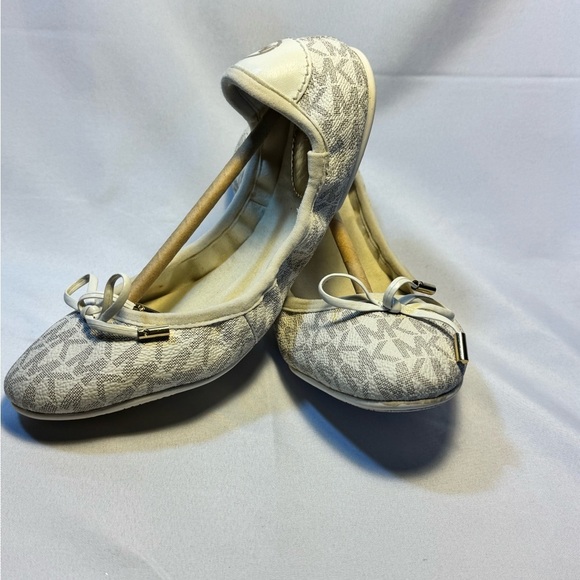Women's White Ballet Flats - Picture 1 of 4